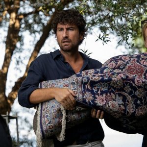 Succede anche nelle migliori famiglie: Alessandro siani e Cristiana Capotondi in una scena del film