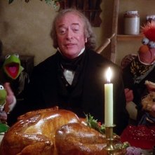 Festa in casa Muppet: Michael Caine in una scena