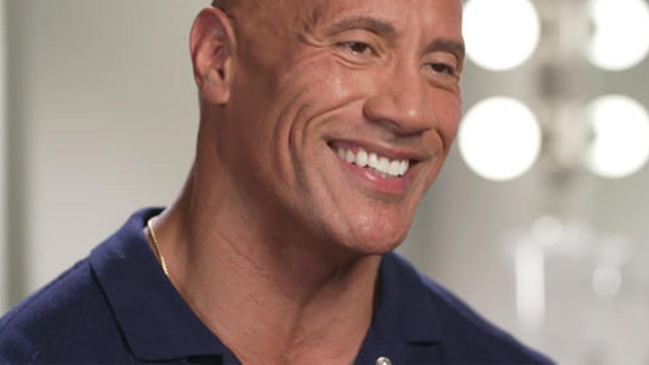 Dwayne Johnson ricrea un iconico meme per Natale