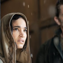 Rebel Moon - Parte 1: Figlia del fuoco - Michiel Huisman, Sofia Boutella in una scena