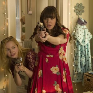 Barely Lethal: Hailee Steinfeld in una scena