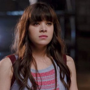 Barely Lethal: Hailee Steinfeld in una scena del film