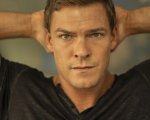 Reacher, Alan Ritchson: 'Il bullo che a scuola mi picchiava mi ha fermato per chiedermi un selfie'