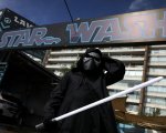 Star Wars: Lucasfilm denuncia Star Wash, l'autolavaggio in Cile in cui i dipendenti sono vestiti da Chewbacca