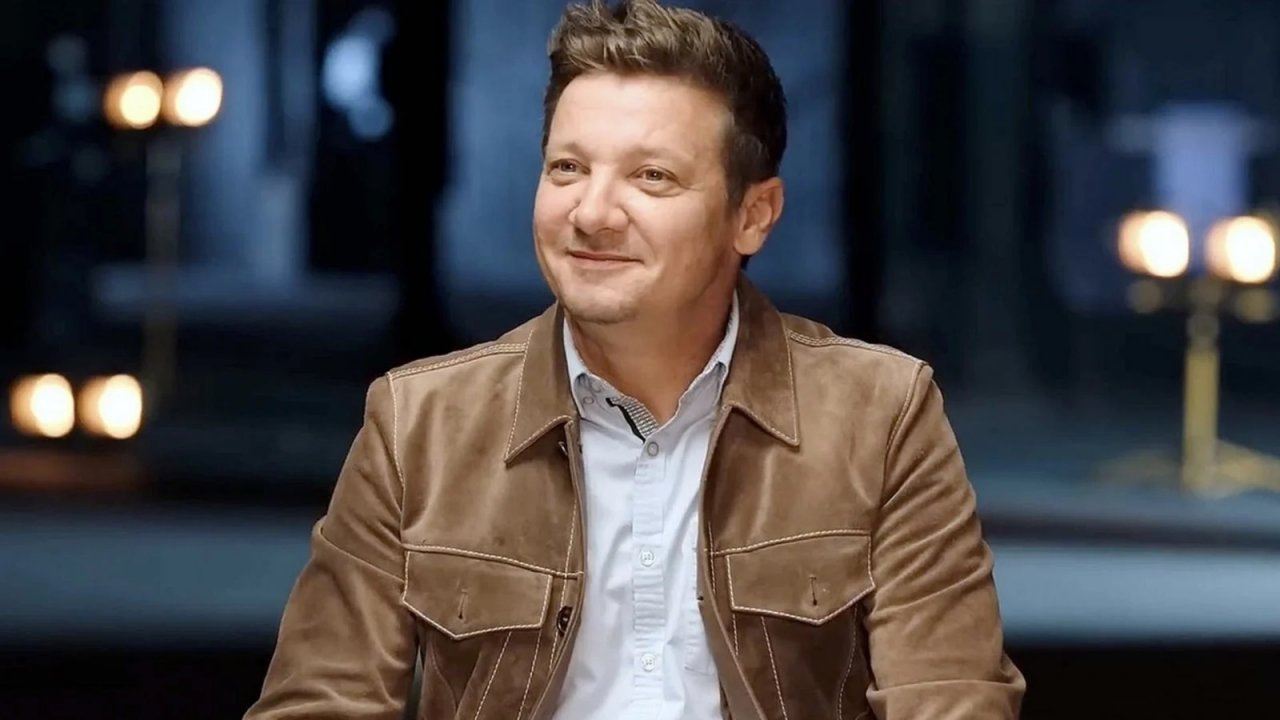 Jeremy Renner visita l'ospedale in cui è stato curato dopo il tragico incidente