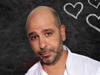 Checco Zalone Amore + Iva, se uno spettacolo teatrale diventa una lezione di comicità