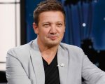 Jeremy Renner inizia il 2024 presentando la nuova canzone 'Wait'