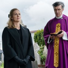 The Miracle Club: Laura Linney durante una scena del film