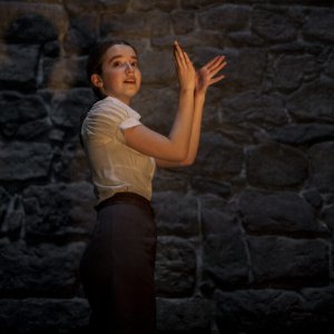 Wonder: White Bird - Ariella Glaser in una scena del film