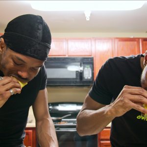 Sei ciò che mangi: gemelli a confronto in una foto della docu-serie Netflix