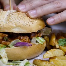 Sei ciò che mangi: gemelli a confronto, il dettaglio di un panino nella docu-serie Netflix