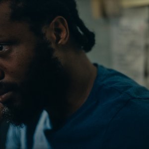 Criminal Record: Tom Moutchi in una scena della serie Apple TV+