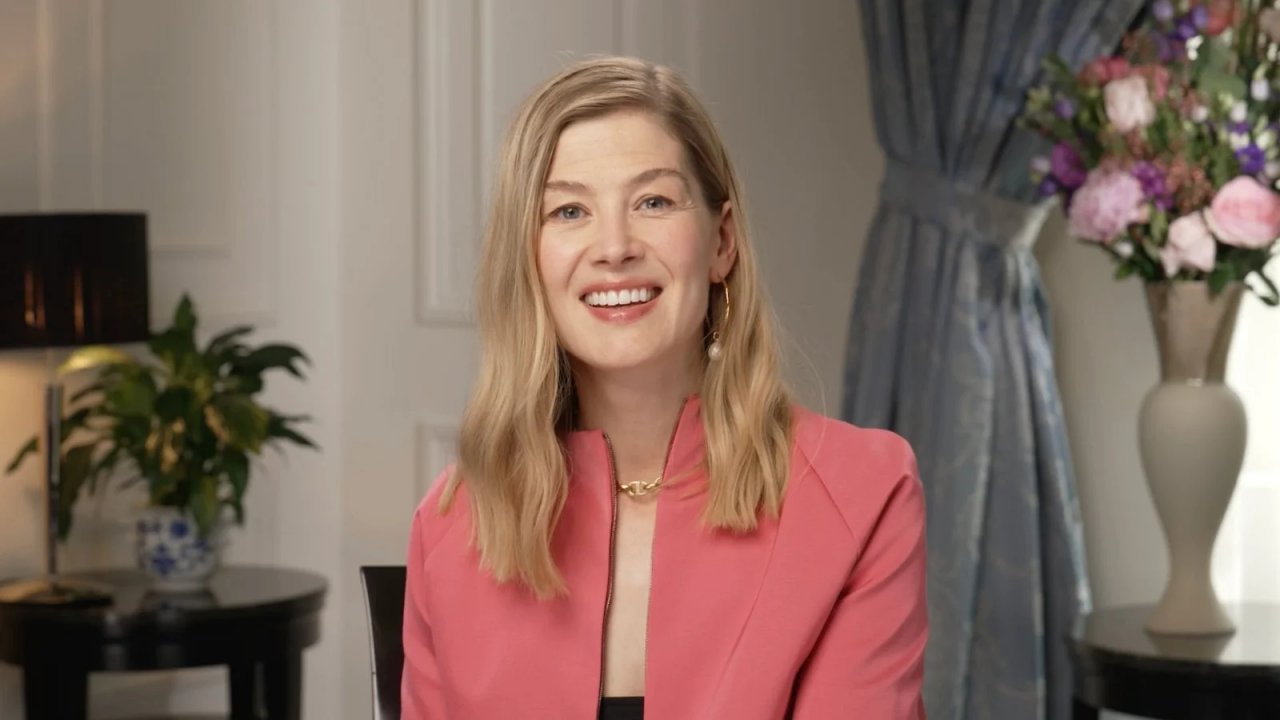 Rosamund Pike indossa un velo in stile Saltburn ai Golden Globe per coprire le ferite dopo un incidente