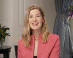 Rosamund Pike indossa un velo in stile Saltburn ai Golden Globe per coprire le ferite dopo un incidente
