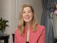 Rosamund Pike indossa un velo in stile Saltburn ai Golden Globe per coprire le ferite dopo un incidente