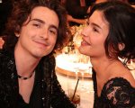 Timothée Chalamet e Kylie Jenner si scambiano un tenero bacio ai Golden Globe 2024 (VIDEO)