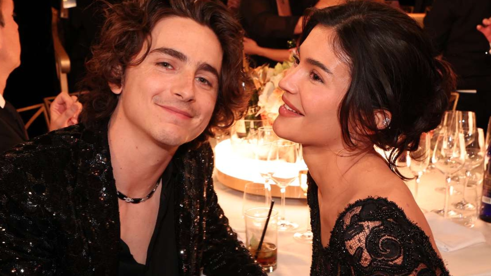 Timothée Chalamet e Kylie Jenner si scambiano un tenero bacio ai Golden Globe 2024 (VIDEO)