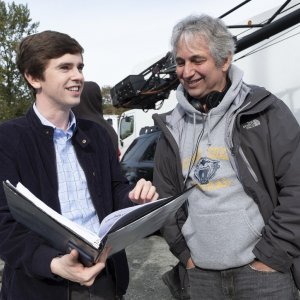 The Good Doctor: David Shore con Freddie Highmore sul set