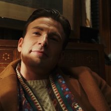 Chris Evans in una scena del film Cena con delitto - Knives Out