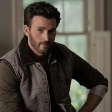 Chris Evans in una scena del film Ghosted