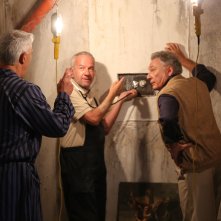 Dobbiamo stare vicini: Paolo Conticini, Biagio Izzo, Francesco Paolantoni in una scena del film