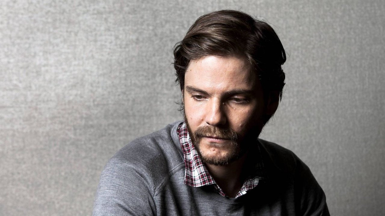 Daniel Brühl nei panni di Karl Lagerfeld nella prima foto della serie Disney+ Kaiser Karl