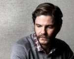 Daniel Brühl nei panni di Karl Lagerfeld nella prima foto della serie Disney+ Kaiser Karl