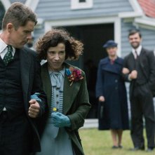 Maudie: Sally Hawkins ed Ethan Hawke in una scena del film