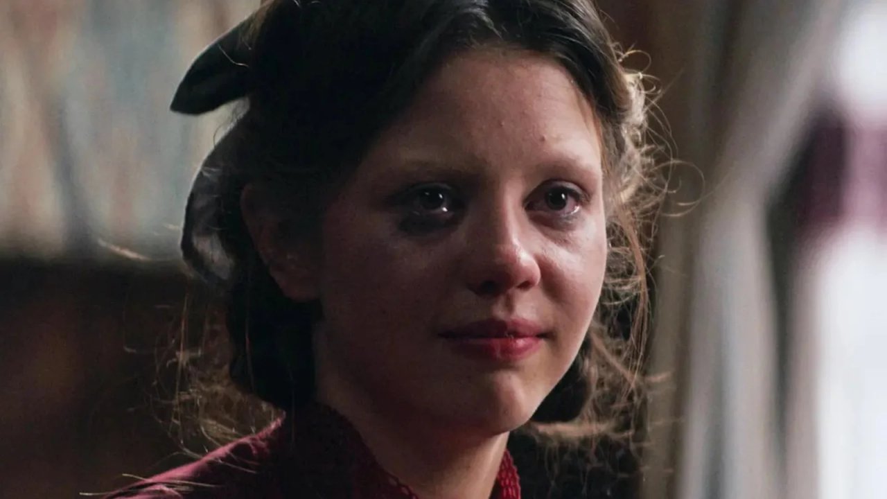 MaXXXine, l'attrice Mia Goth denunciata da una comparsa: 'Mi ha dato un calcio in testa'