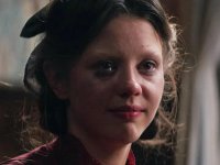 MaXXXine, l'attrice Mia Goth denunciata da una comparsa: 'Mi ha dato un calcio in testa'