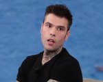 Fedez contro il Twitter calcio, ma mostra la foto sbagliata: Nuova gaffe mediatica dei Ferragnez