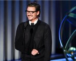 Pedro Pascal si presenta agli Emmy col braccio al collo e scherza: 'Kieran Culkin mi ha fatto nero'