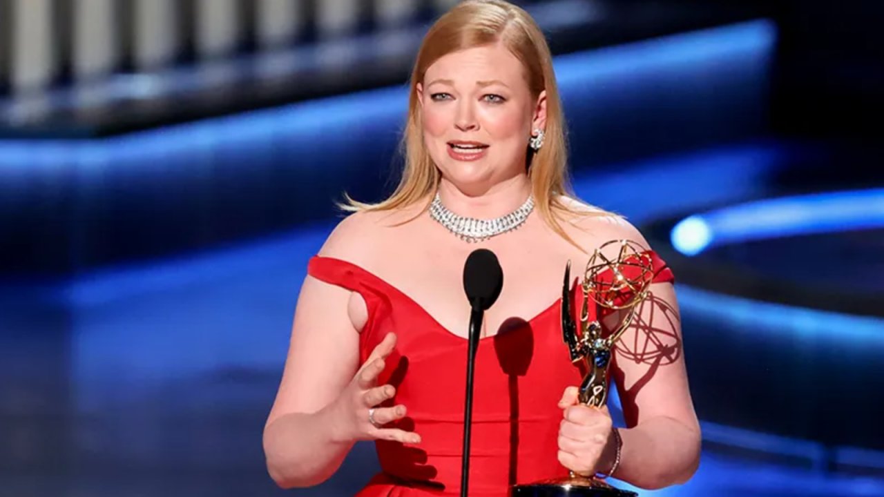 Emmy 2024, Sarah Snook ringrazia la figlia: 'Più facile recitare quando sei incinta, hai gli ormoni furiosi'