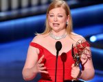 Emmy 2024, Sarah Snook ringrazia la figlia: 'Più facile recitare quando sei incinta, hai gli ormoni furiosi'