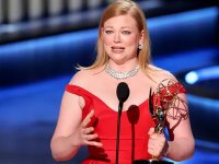 Emmy 2024, Sarah Snook ringrazia la figlia: 'Più facile recitare quando sei incinta, hai gli ormoni furiosi'