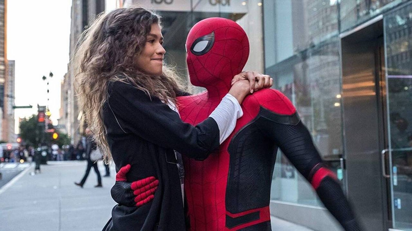 Tom Holland rivela: 'Con Zendaya riguardiamo spesso il primo Spider-Man'