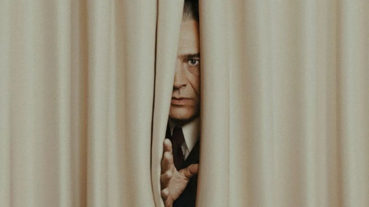 Cristóbal Balenciaga, la recensione: quando l’abito non fa lo stilista