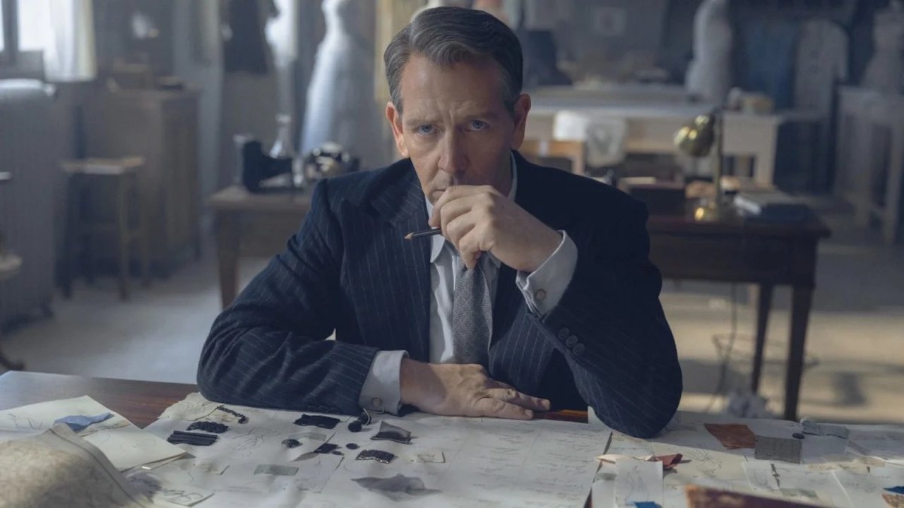 The New Look: Ben Mendelsohn è Christian Dior nel trailer della nuova serie Apple TV+