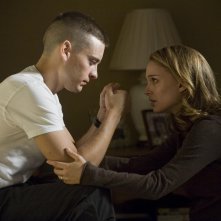 Sam (Tobey Maguire) di fronte alla moglie Grace (Natalie Portman) in una scena di Brothers