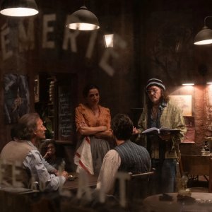 Modi: Johnny Depp sul set con il cast del film