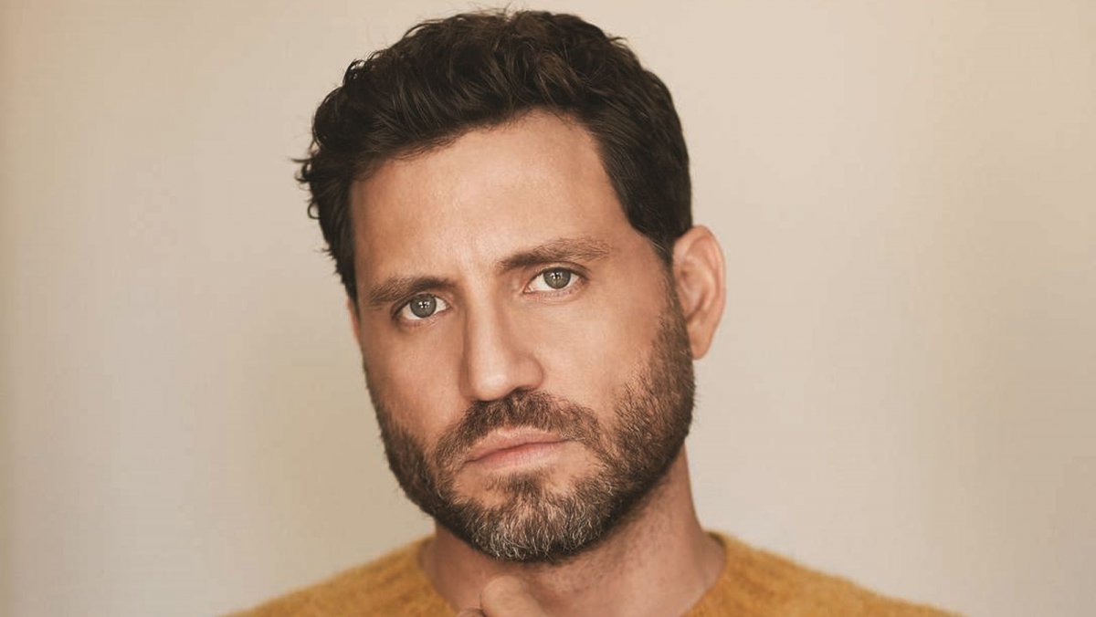 Edgar Ramirez dorme nudo, ma coi calzini: 