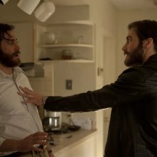 Enemy: nella prima immagine tratta dal film Jake Gyllenhaal lotta con... Jake Gyllenhaal