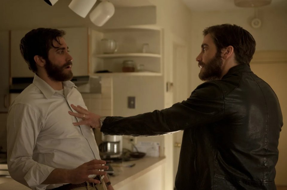 Enemy: nella prima immagine tratta dal film Jake Gyllenhaal lotta con... Jake Gyllenhaal