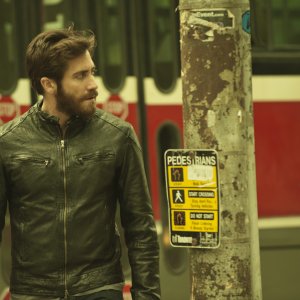 Enemy: Jake Gyllenhaal cammina per la strada