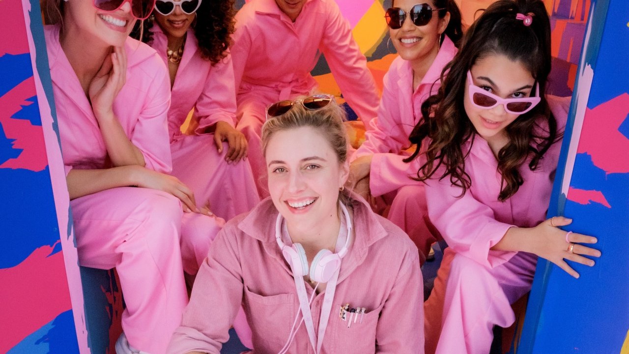 Greta Gerwig con il cast di Barbie sul set