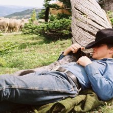 I segreti di Brokeback Mountain: Jake Gyllenhaal sdraiato sulle montagne