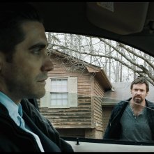 Prisoners: Jake Gyllenhaal e Hugh Jackman in un'immagine tratta dal film