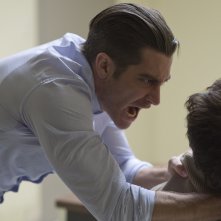 Prisoners: Jake Gyllenhaal usa le maniere forti con un sospettato