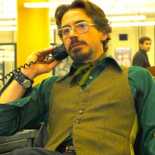 Robert Downey Jr. al telefono in una scena del film Zodiac
