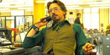 Robert Downey Jr. al telefono in una scena del film Zodiac